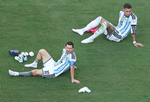 FIFA World Cup, WM, Weltmeisterschaft, Fussball 2026 final - Spain vs Argentina Lionel Messi (L) and Nicolas Otamendi of Argentina sit on the pitch after losing the FIFA World Cup 2026 final match Spain against Argentina, in New Jersey, USA, 19 July 2026. EAST RUTHERFORD United States  Copyright: xSARAHxYENESELx