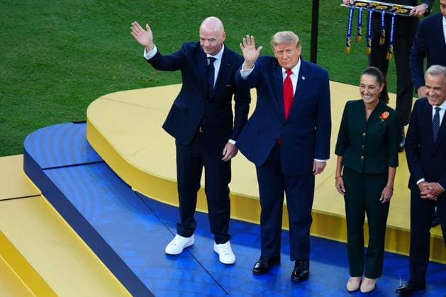 FIFA President Gianni Infantino and US President Donald Trump prepare to present the trophy Spain v Argentina, 2026 FIFA World Cup, WM, Weltmeisterschaft, Fussball Final, Football, New York New Jersey Stadium, East Rutherford, New Jersey, USA - 19 Jul 2026East Rutherford New York New Jersey Stadium New Jersey (NJ) United States of America  Copyright: xJavierxGarcia Shutterstockx 16995474es
