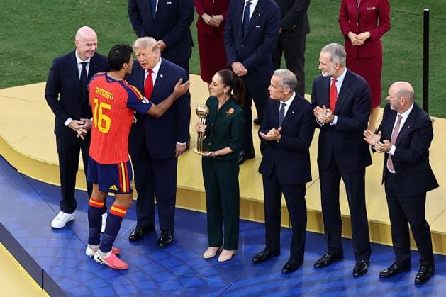 Rodri of Spain wins Player of the Tournament and is congratulated by US President Donald Trump Spain v Argentina, 2026 FIFA World Cup, WM, Weltmeisterschaft, Fussball Final, Football, New York New Jersey Stadium, East Rutherford, New Jersey, USA - 19 Jul 2026East Rutherford New York New Jersey Stadium New Jersey (NJ) United States of America  Copyright: xMichaelxZemanek Shutterstockx 16995475dz