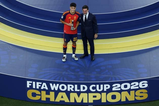 US Soccer World Cup Spain - Argentina 9208835 19.07.2026 Spain s Pau Cubarsi receives the Best Young Player award during the awarding ceremony following the FIFA World Cup, WM, Weltmeisterschaft, Fussball 2026 final soccer match between Spain and Argentina at New York New Jersey Stadium in East Rutherford, New Jersey, the United States. Nafis Sirazetdinov Sputnik East Rutherford New Jersey USA  Copyright: xNafisxSirazetdinovx