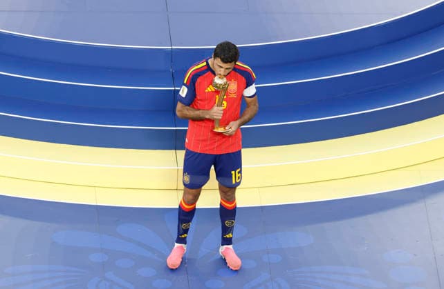 Spain s Rodrigo kisses the Golden Ball as the tournament s best player after the FIFA World Cup, WM, Weltmeisterschaft, Fussball final match between Argentina and Spain at New York New Jersey Stadium in East Rutherford, New Jersey, on Sunday, June 19, 2026. Spain won the match 1-0.  NYP20260719815 JOHNxANGELILLO