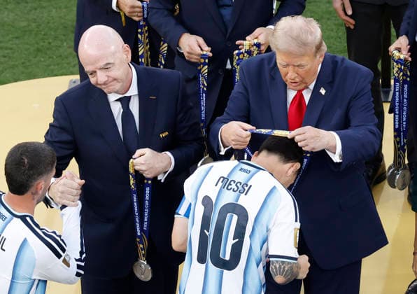 President Donald Trump presents Argentina s Lionel Messi with his second place medal after the FIFA World Cup, WM, Weltmeisterschaft, Fussball final match between Argentina and Spain at New York New Jersey Stadium in East Rutherford, New Jersey, on Sunday, June 19, 2026. Spain won the match 1-0.  NYP20260719816 JOHNxANGELILLO