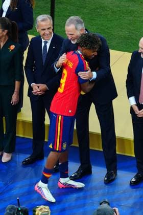 Lamine Yamal of Spain receives a hug from King Felipe VI Spain v Argentina, 2026 FIFA World Cup, WM, Weltmeisterschaft, Fussball Final, Football, New York New Jersey Stadium, East Rutherford, New Jersey, USA - 19 Jul 2026East Rutherford New York New Jersey Stadium New Jersey (NJ) United States of America  Copyright: xJavierxGarcia Shutterstockx 16995474fi
