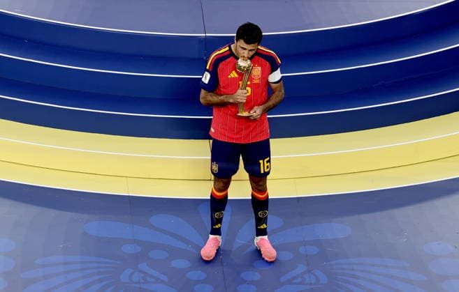FIFA World Cup, WM, Weltmeisterschaft, Fussball 2026 final - Spain vs Argentina Rodri of Spain kisses his trophy that he received as best player of the tournament after the FIFA World Cup 2026 final match Spain against Argentina, in New Jersey, USA, 19 July 2026. Spain won 1-0. EAST RUTHERFORD United States  Copyright: xRONALDxWITTEKx