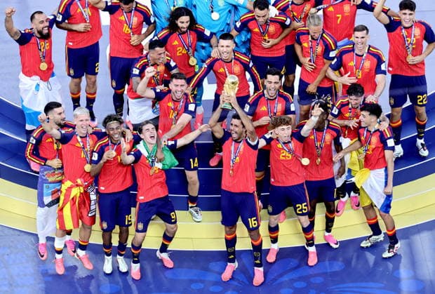 FIFA World Cup, WM, Weltmeisterschaft, Fussball 2026 final - Spain vs Argentina Spain captain Rodri lifts the tropy as the team celebrate victory in the FIFA World Cup 2026 final match Spain against Argentina, in New Jersey, USA, 19 July 2026. Spain won 1-0. EAST RUTHERFORD United States  Copyright: xRONALDxWITTEKx