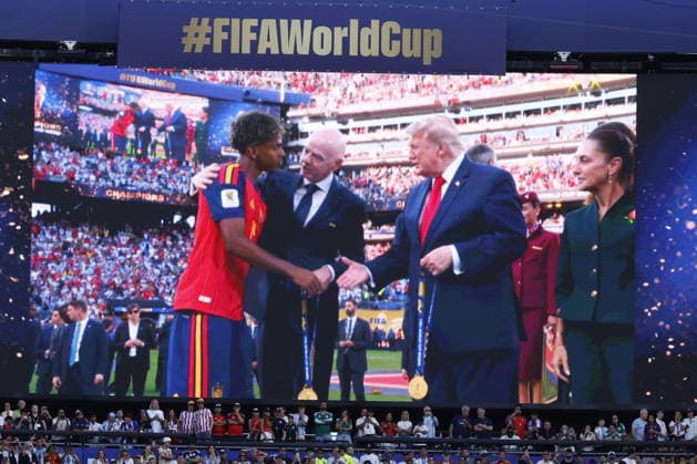 FIFA World Cup, WM, Weltmeisterschaft, Fussball 2026 final - Spain vs Argentina A giant screen shows Lamine Yamal (L) of Spain receiving the gold medal from US president Donald Trump (R) and FIFA President Gianni Infantino (C) after the victory in the FIFA World Cup 2026 final match Spain against Argentina, in New Jersey, USA, 19 July 2026. EAST RUTHERFORD United States  Copyright: xSHAWNxTHEWx