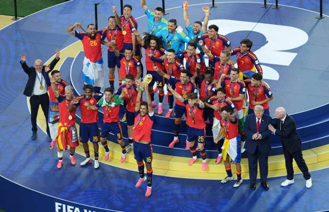 Spain team (Spain) and Donald Trump (USA) celebrate during Spain and Argentina, Final FIFA World Cup, WM, Weltmeisterschaft, Fussball 2026, New Jersey Stadium, New jersey, USA on July 19, 2026. Thor Wegner DeFodi Images. (Photo by DeFodi Images) - *** The Spanish national team and Donald Trump of the United States celebrate during the 2026 FIFA World Cup final between Spain and Argentina at New Jersey Stadium in New Jersey, USA, on July 19, 2026. Photo by Thor Wegner, DeFodi Images