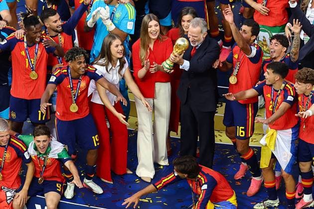 The Spain team lift the trophy alongside King Felipe VI, Queen Letizia and their children Sofia and Leonor Spain v Argentina, 2026 FIFA World Cup, WM, Weltmeisterschaft, Fussball Final, Football, New York New Jersey Stadium, East Rutherford, New Jersey, USA - 19 Jul 2026East Rutherford New York New Jersey Stadium New Jersey (NJ) United States of America  Copyright: xMichaelxZemanek Shutterstockx 16995475ei