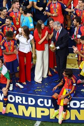 The Spain team lift the trophy alongside King Felipe VI, Queen Letizia and their children Sofia and Leonor Spain v Argentina, 2026 FIFA World Cup, WM, Weltmeisterschaft, Fussball Final, Football, New York New Jersey Stadium, East Rutherford, New Jersey, USA - 19 Jul 2026East Rutherford New York New Jersey Stadium New Jersey (NJ) United States of America  Copyright: xMichaelxZemanek Shutterstockx 16995475ej