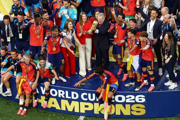 The Spain team lift the trophy alongside King Felipe VI, Queen Letizia and their children Sofia and Leonor Spain v Argentina, 2026 FIFA World Cup, WM, Weltmeisterschaft, Fussball Final, Football, New York New Jersey Stadium, East Rutherford, New Jersey, USA - 19 Jul 2026East Rutherford New York New Jersey Stadium New Jersey (NJ) United States of America  Copyright: xMichaelxZemanek Shutterstockx 16995475ek