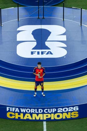 Football - FIFA World Cup, WM, Weltmeisterschaft, Fussball 2026 - Final - Spain v Argentina NEW JERSEY, USA - Sunday, July 19, 2026: Spain s Pau Cubarsi with the 2026 FIFA World Cup Young Player Award after the FIFA World Cup Final 2026 between Spain and Argentina at the Met Life Stadium. Spain won the World Cup 1-0 in extra time. (Photo by David Rawcliffe Propaganda) EAST RUTHERFORD Met Life Stadium NEW JERSEY UNITED STATES OF AMERICA  Copyright: xDavidxRawcliffex P2026-07-19-Spain_Argentina-188