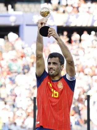 EAST RUTHERFORD, NEW JERSEY - Rodri of Spain s best player of the World Cup shows his trophy after the 2026 FIFA World Cup, WM, Weltmeisterschaft, Fussball final between Spain and Argentina at the New York New Jersey Stadium on July 19, 2026, in East Rutherford, New Jersey, United States. MAURICE VAN STEEN ANP World Cup Soccer 2026 xVIxANPxSportx xMauricexvanxSteenxIVx 563881097 originalFilename: 563881097.jpg