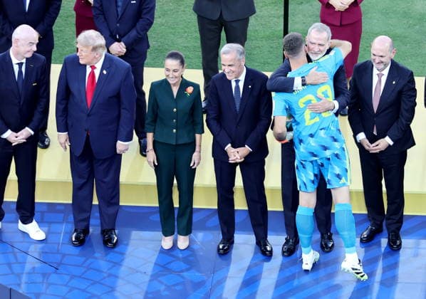 FIFA World Cup, WM, Weltmeisterschaft, Fussball 2026 final - Spain vs Argentina King Felipe VI of Spain congratulates goalkeeper Unai Simon of Spain winning the Golden Glove as best goalkeeper of the tournament as (from L) FIFA president Gianni Infantino, US President Donald J. Trump, Mexican President Claudia Sheinbaum and Canadian Prime Minister Mark Carney look on during the victory ceremony after the FIFA World Cup 2026 final match Spain against Argentina, in New Jersey, USA, 19 July 2026. Spain won 1-0. EAST RUTHERFORD United States  Copyright: xRONALDxWITTEKx
