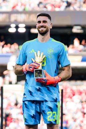 Unai Simon of Spain poses with the Golden Glove award during the award ceremony of the FIFA Men’s World Cup 2026 Final match between Spain and Argentina at New York New Jersey Stadium, in New Jersey on July 19th 2026 (Photo by Leo Barrilari SPP)  Copyright: xLeoxBarrilari SPPx Sportspressphoto_SPR194200