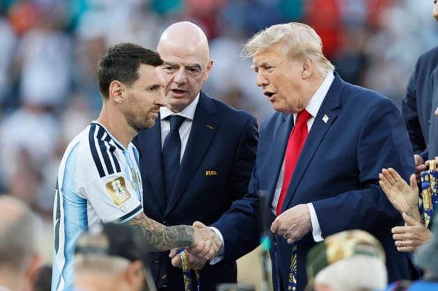 Spain v Argentina: Final - FIFA World Cup, WM, Weltmeisterschaft, Fussball 2026 Lionel Messi of Argentina shakes hands with Donald Trump with Gianni Infantino looking on after the FIFA World Cup 2026 Final match between Spain and Argentina at New York New Jersey Stadium on July 19, 2026 in East Rutherford, United States. East Rutherford New York New Jersey Stadium NJ United States Copyright: xAllstarxPicturexLibraryxLtdx