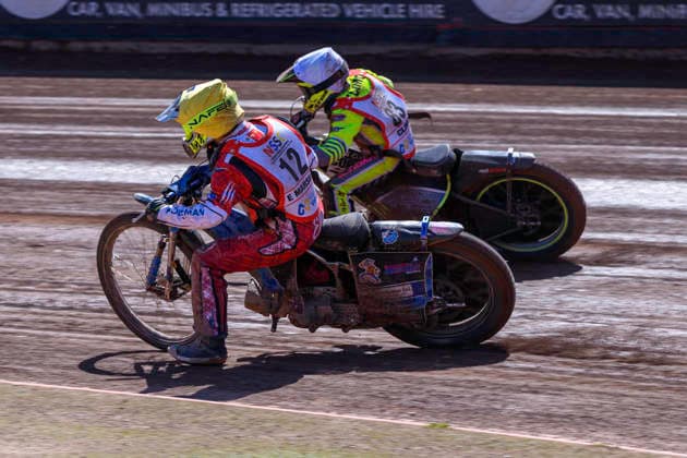 JR Ashworth & Sons Colts Academy - British Youth Championship (125cc) Ella Marshall, 12, in yellow, rides on the inside of George Climo, 83, in white, during the British Youth Championship 125cc at the National Speedway Stadium in Manchester, United Kingdom. Manchester United Kingdom  Copyright: xMIxNewsx originalFilename:fletcher-jrashwor260719_npO8N.jpg