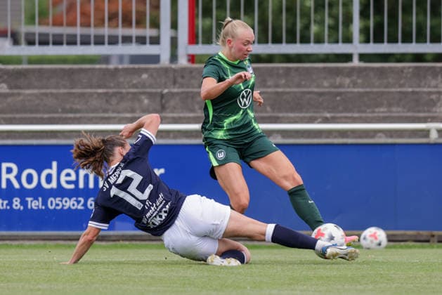 19.07.2026, xgrfx, Fussball Testspiel Frauen, SV Meppen - VfL Wolfsburg v.l. Sarah Hagg (SV Meppen), Ella Peddemors (VfL Wolfsburg) (DFL DFB REGULATIONS PROHIBIT ANY USE OF PHOTOGRAPHS as IMAGE SEQUENCES and or QUASI-VIDEO) Herzlake *** July 19, 2026, xgrfx, Women s Soccer Friendly Match, SV Meppen vs. VfL Wolfsburg, Sarah Hagg (SV Meppen), Ella Peddemor (VfL Wolfsburg). DFL and DFB regulations prohibit any use of photographs as image sequences and or quasi-video. Herzlake