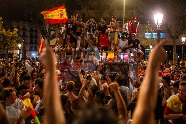 Celebrations at Plaza Catalunya after Spain World Cup Victory BARCELONA, SPAIN JULY 20, 2026: Spain supporters celebrate at Plaza de Catalunya after Spain defeated Argentina to win the FIFA World Cup, WM, Weltmeisterschaft, Fussball 2026 Final. Thousands of supporters gather in central Barcelona, waving Spanish flags, chanting and lighting flares. Barcelona Spain Copyright: x xMarcxAsensioxClupesx xJNAxPressx