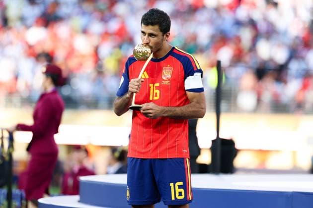 July 19, 2026, East Rutherford, Nj, United States: Rodri player of Spain is named the best player of the 2026 FIFA World Cup, WM, Weltmeisterschaft, Fussball and receives the Golden Ball after Spain s 1Ã¢â‚¬0 victory over Argentina at New York New Jersey Stadium, in East Rutherford, United States, on Sunday, July 19, 2026.(Foto: Brazil Photo Press Brazil Photo Press) INTERNATIONAL East Rutherford United States - ZUMAv122 20260719_aap_v122_239 Copyright: xWilliamxVolcovx