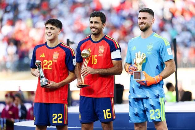 Sport Themen der Woche KW29 Sport Bilder des Tages #2 July 19, 2026, East Rutherford, Nj, United States: Pau Cubarsi player os Spain is named the Best Young Player, Rodri is awarded the Best Player of the 2026 FIFA World Cup, WM, Weltmeisterschaft, Fussball and goalkeeper Unai Simon is named the tournament s Best Goalkeeper at New York New Jersey Stadium, in East Rutherford, United States, on Sunday, July 19, 2026.(Foto: Brazil Photo Press Brazil Photo Press) INTERNATIONAL FIFA World Cup 2026 - Final - Spain V Argentina  - ZUMAv122 20260719_aap_v122_205 Copyright: xWilliamxVolcovx