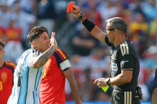 Sport Bilder des Tages #2 Spain v Argentina: Final - FIFA World Cup, WM, Weltmeisterschaft, Fussball 2026 Enzo Fernandez of Argentina is shown a Red card and sent off by referee Slavko Vincic during the FIFA World Cup 2026 Final match between Spain and Argentina at New York New Jersey Stadium on July 19, 2026 in East Rutherford, United States. East Rutherford New York New Jersey Stadium NJ United States Copyright: xAllstarxPicturexLibraryxLtdx