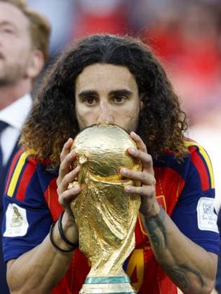 EAST RUTHERFORD, NEW JERSEY - Marc Cucurella of Spain kisses the World Cup trophy, the FIFA World Cup, WM, Weltmeisterschaft, Fussball Trophy, after the 2026 FIFA World Cup final between Spain and Argentina at the New York New Jersey Stadium on July 19, 2026, in East Rutherford, New Jersey, United States. MAURICE VAN STEEN ANP World Cup Soccer 2026 xVIxANPxSportx xMauricexvanxSteenxIVx 563901259 originalFilename: 563901259.jpg