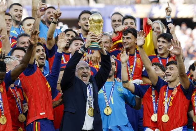 Sport Themen der Woche KW29 Sport Bilder des Tages #2 EAST RUTHERFORD, NEW JERSEY - Spain manager Luis de la Fuente with the World Cup trophy, FIFA World Cup, WM, Weltmeisterschaft, Fussball Trophy, after the 2026 FIFA World Cup final between Spain and Argentina at the New York New Jersey Stadium on July 19, 2026, in East Rutherford, New Jersey, United States. MAURICE VAN STEEN ANP World Cup Soccer 2026 xVIxANPxSportx xMauricexvanxSteenxIVx 563901424 originalFilename: 563901424.jpg