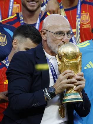 EAST RUTHERFORD, NEW JERSEY - Spain manager Luis de la Fuente kisses the World Cup after the 2026 FIFA World Cup, WM, Weltmeisterschaft, Fussball final between Spain and Argentina at the New York New Jersey Stadium on July 19, 2026, in East Rutherford, New Jersey, United States. MAURICE VAN STEEN ANP World Cup Soccer 2026 xVIxANPxSportx xMauricexvanxSteenxIVx 563901456 originalFilename: 563901456.jpg