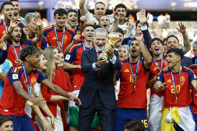 EAST RUTHERFORD, NEW JERSEY - (LR) Marc Cucurella of Spain, Lamine Yamal of Spain, Spanish Princess Infanta Sofia, Spanish Crown Princess Leonor (Princess of Asturias), Spanish Queen Letizia, Fabian Ruiz of Spain, Spanish King Felipe VI with the World Cup, Rodri of Spain, Pedri of Spain after the 2026 FIFA World Cup, WM, Weltmeisterschaft, Fussball final between Spain and Argentina at the New York New Jersey Stadium on July 19, 2026, in East Rutherford, New Jersey, United States. MAURICE VAN STEEN ANP World Cup Soccer 2026 xVIxANPxSportx xMauricexvanxSteenxIVx 563901559 originalFilename: 563901559.jpg