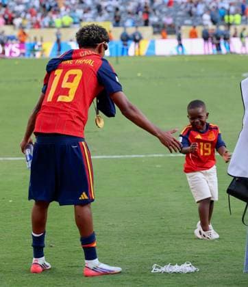 2026 World Cup - Spanish Players Celebrate Victory With Family Spanish player Lamine Yamal celebrates with his brother and girlfriend Inés García victory of Spain against Argentina during the FIFA World Cup, WM, Weltmeisterschaft, Fussball Final in New York New Jersey Stadium, NJ on July 19, 2026. Photo by Charles Guerin ABACAPRESS.COM East Rutherford NJ United States  Copyright: xGuerinxCharles ABACAx
