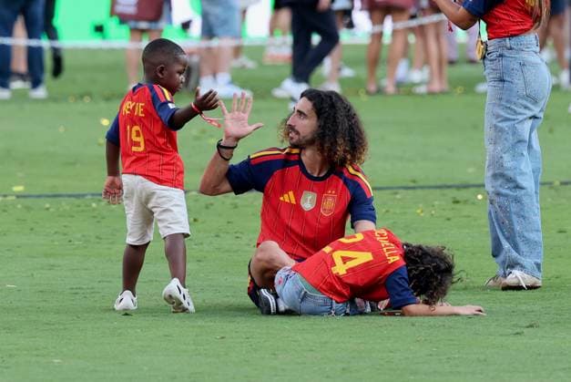 2026 World Cup - Spanish Players Celebrate Victory With Family Spanish player Marc Cucurella with family and Lamine Yamal s brother celebrate victory of Spain against Argentina during the FIFA World Cup, WM, Weltmeisterschaft, Fussball Final in New York New Jersey Stadium, NJ on July 19, 2026. Photo by Charles Guerin ABACAPRESS.COM East Rutherford NJ United States  Copyright: xGuerinxCharles ABACAx