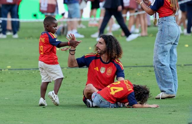 2026 World Cup - Spanish Players Celebrate Victory With Family Spanish player Marc Cucurella with family and Lamine Yamal s brother celebrate victory of Spain against Argentina during the FIFA World Cup, WM, Weltmeisterschaft, Fussball Final in New York New Jersey Stadium, NJ on July 19, 2026. Photo by Charles Guerin ABACAPRESS.COM East Rutherford NJ United States  Copyright: xGuerinxCharles ABACAx