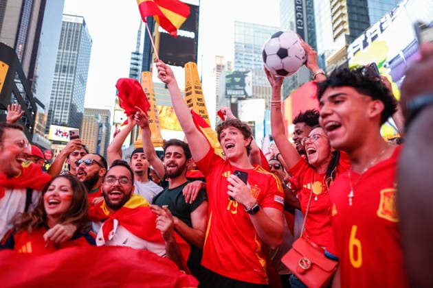 Fans gather in New York for live broadcast of World Cup final epaselect Supporters of Spain gather and celebrate in Times Square after winning the FIFA World Cup, WM, Weltmeisterschaft, Fussball 2026 final match between Spain and Argentina in New York, New York, USA, 19 July 2026. NEW YORK NEW YORK UNITED STATES  Copyright: xKENAxBETANCURx