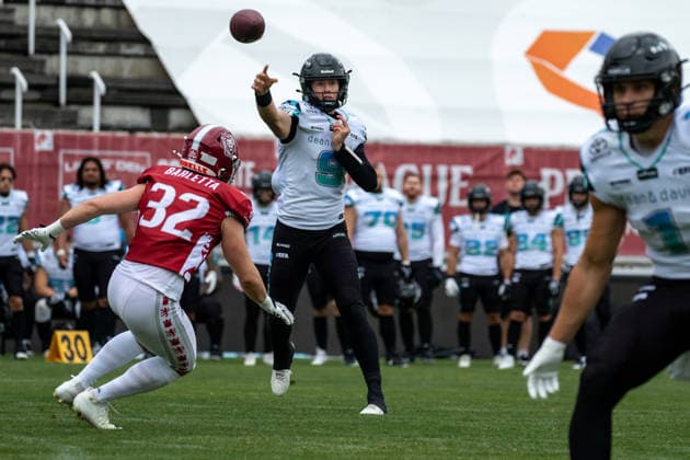 Russell Tabor 9, Munich Ravens throwing the ball , Angelo Barletta 32, Prague Lions , Prague Lions vs Munich Ravens, American Football, EUROPEAN FOOTBALL ALLIANCE (EFA), Week 10, 2026, 19.07.2026 Praha MÄ›stskÃ½ Stadion Czechia Copyright: xM51x