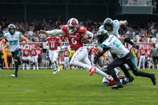 Jaylon Henderson 6, Prague Lions jump from tackle, Bijon Harris 21, Munich Ravens , Prague Lions vs Munich Ravens, American Football, EUROPEAN FOOTBALL ALLIANCE (EFA), Week 10, 2026, 19.07.2026 Praha MÄ›stskÃ½ Stadion Czechia Copyright: xM51x