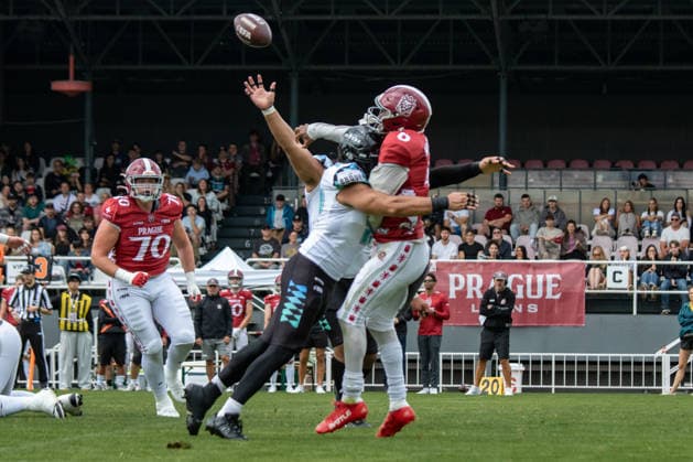 Jaylon Henderson 6, Prague Lions being sacked by Munich D line, , Prague Lions vs Munich Ravens, American Football, EUROPEAN FOOTBALL ALLIANCE (EFA), Week 10, 2026, 19.07.2026 Praha MÄ›stskÃ½ Stadion Czechia Copyright: xM51x
