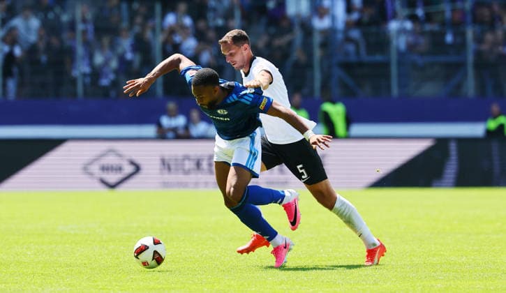 Erz.Aue - Schalke 04 Testspiel Aue, 19.07.2026, eins-Erzgebirgsstadion, Fussball, Testspiel , FC Erzgebirge Aue vs. FC Schalke 04 , Im Bild v.l.: Moussa Sylla ( 9, Schalke) und Bastian Strietzel (5, Aue) , *** Erz Aue vs. Schalke 04 Friendly Match, Aue, July 19, 2026, Erzgebirgsstadion, soccer, friendly match, FC Erzgebirge Aue vs. FC Schalke 04, Pictured from left: Moussa Sylla (9), Schalke, and Bastian Strietzel (5), Aue, Picture Point