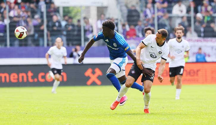 Erz.Aue - Schalke 04 Testspiel Aue, 19.07.2026, eins-Erzgebirgsstadion, Fussball, Testspiel , FC Erzgebirge Aue vs. FC Schalke 04 , Im Bild v.l.: Christian Gomis ( 7, Schalke) und Bastian Strietzel (5, Aue) , *** Erz Aue vs. Schalke 04 Friendly Match, Aue, July 19, 2026, Erzgebirgsstadion, soccer, friendly match, FC Erzgebirge Aue vs. FC Schalke 04, Pictured from left: Christian Gomis (7), Schalke, and Bastian Strietzel (5), Aue, Picture Point
