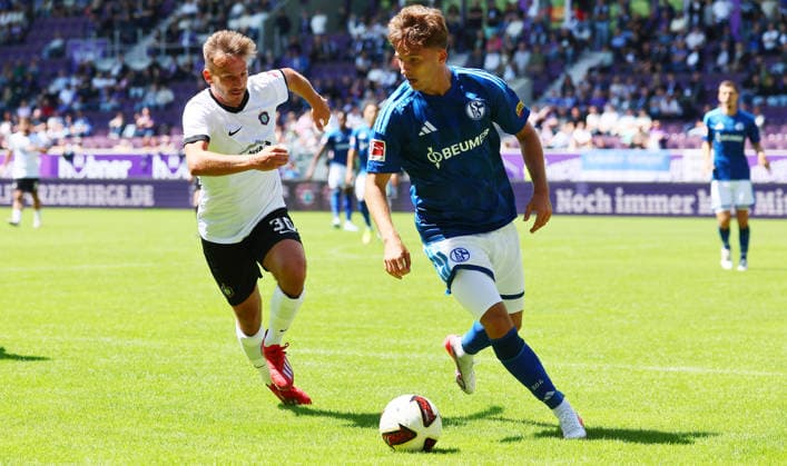 Erz.Aue - Schalke 04 Testspiel Aue, 19.07.2026, eins-Erzgebirgsstadion, Fussball, Testspiel , FC Erzgebirge Aue vs. FC Schalke 04 2:4 (0:2) , Im Bild v.l.: Simon Skarlatidis (30, Aue) und Vitalie Becker ( 33, Schalke) , *** Erz Aue Schalke 04 Friendly Match, Aue, July 19, 2026, at Erzgebirgsstadion, Soccer, Friendly Match, FC Erzgebirge Aue vs. FC Schalke 04 2-4-0-2, Pictured, from left: Simon Skarlatidis (30), Aue, and Vitalie Becker (33), Schalke, Picture Point