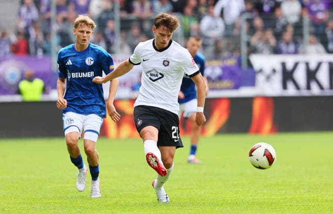 Erz.Aue - Schalke 04 Testspiel Aue, 19.07.2026, eins-Erzgebirgsstadion, Fussball, Testspiel , FC Erzgebirge Aue vs. FC Schalke 04 2:4 (0:2) , Im Bild v.l.: Luca Vozar ( hi., Schalke) und Willi Kamm (22, Aue) , *** Erz Aue vs. Schalke 04 Friendly Match, Aue, July 19, 2026, at Erzgebirgsstadion, Soccer, Friendly Match, FC Erzgebirge Aue vs. FC Schalke 04 2–4–0–2, Pictured, from left: Luca Vozar (back row), Schalke, and Willi Kamm (22), Aue, Picture Point