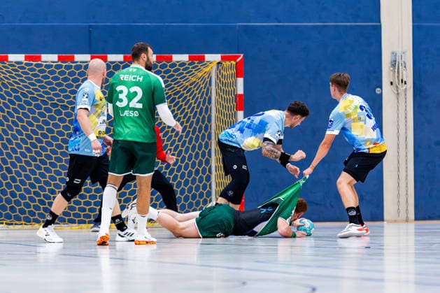 19.07.2026, GER, Handball, Maenner, Saison 26 27, Opel 1.Bl, Testspiel, ThSV Eisenach - HSG Wetzlar Tomas Piroch (HSG Wetzlar), Justin Kurch (ThSV Eisenach,52), Oskar Joelsson (ThSV Eisenach,3) 99848 Wutha-Farnroda Hörselberghalle Thueringen Deutschland *** July 19, 2026, GER, Handball, Men, Season 26–27, Opel 1st Division, Friendly Match, ThSV Eisenach vs. HSG Wetzlar, Tomas Piroch (HSG Wetzlar), Justin Kurch (ThSV Eisenach, 52), Oskar Joelsson (ThSV Eisenach, 3), 99848 Wutha Farnroda, Hörselberghalle, Thuringia, Germany