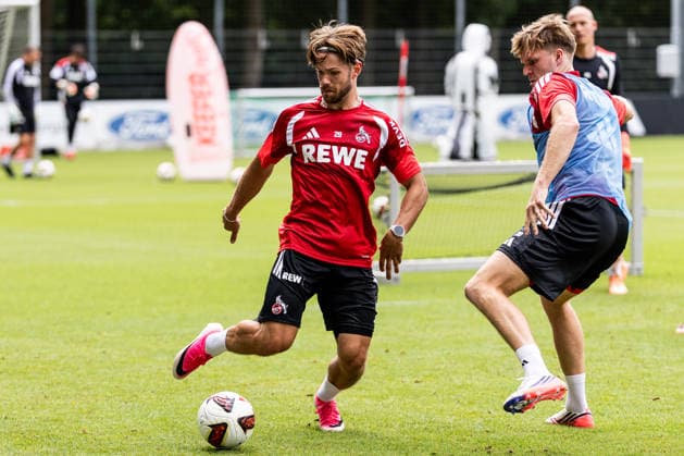 COLOGNE, GERMANY - JULY 20: Jan Thielmann (1. FC Koeln, 29) controls the ball against Marius Buelter (Bülter, Bulter, 1. FC Koeln, 30) during a training session of season 2026 27 at Geissbockheim on July 20, 2026 in Cologne, Germany. North Rhine Westphalia Germany Copyright: xSteffiexWunderlx