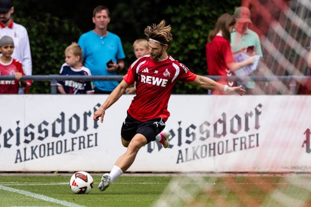 COLOGNE, GERMANY - JULY 20: Jan Thielmann (1. FC Koeln, 29) shooting the ball during a training session of season 2026 27 at Geissbockheim on July 20, 2026 in Cologne, Germany. North Rhine Westphalia Germany Copyright: xSteffiexWunderlx