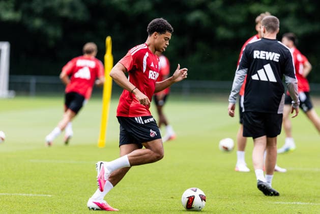 COLOGNE, GERMANY - JULY 20: Jahmai Simpson-Pusey (1. FC Koeln, 22) with the ball during a training session of season 2026 27 at Geissbockheim on July 20, 2026 in Cologne, Germany. North Rhine Westphalia Germany Copyright: xSteffiexWunderlx