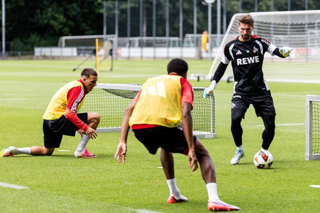 COLOGNE, GERMANY - JULY 20: Ron-Robert Zieler (1. FC Koeln, 20) controls the ball during a training session of season 2026 27 at Geissbockheim on July 20, 2026 in Cologne, Germany. North Rhine Westphalia Germany Copyright: xSteffiexWunderlx