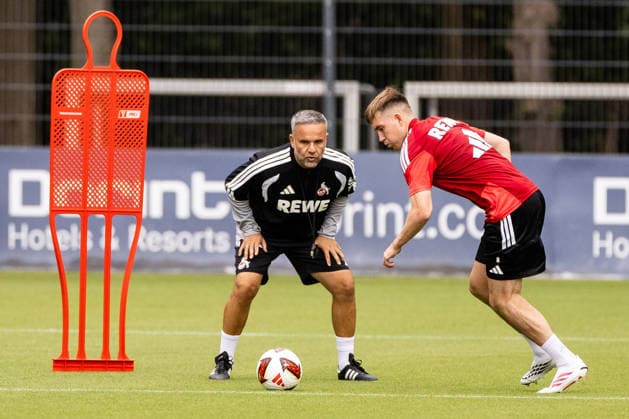 COLOGNE, GERMANY - JULY 20: Isak Johannesson (1. FC Koeln, 8) training with Evangelos Sbonias(Assistant Coach 1. FC Koeln) during a training session of season 2026 27 at Geissbockheim on July 20, 2026 in Cologne, Germany. North Rhine Westphalia Germany Copyright: xSteffiexWunderlx