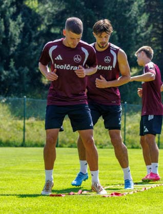 20.07.2026 - Fussball - 2. Fussball-Bundesliga - Saison 2026 2027 - 1. FC Nürnberg FCN Club - Trainingslager Sommer Sommertrainingslager Gais - Bruneck - Südtirol - Zink DaMa - xdaxmax - Tobias Heß Hess ( U23 FCN ) Fynn Otto (20, 1. FC Nürnberg FCN ) wärmen sich auf *** July 20, 2026 Soccer 2 Soccer Bundesliga 2026–2027 Season 1 FC Nuremberg (FCN) Club Summer Training Camp Summer Training Camp in Gais, Brunico, South Tyrol Zink DaMa xdaxmax Tobias Hess (Hess) FCN U23 Fynn Otto 20, 1 FC Nuremberg (FCN) warm up
