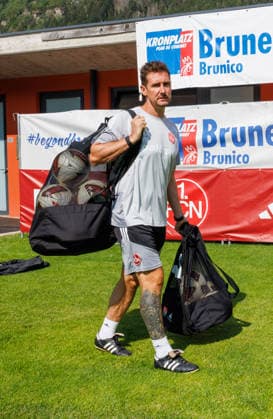 20.07.2026 - Fussball - 2. Fussball-Bundesliga - Saison 2026 2027 - 1. FC Nürnberg FCN Club - Trainingslager Sommer Sommertrainingslager Gais - Bruneck - Südtirol - Zink DaMa - xdaxmax - Miroslav Miro Klose ( Trainer 1. FC Nürnberg FCN ) trägt Bälle auf Trainingsplatz *** July 20, 2026 Soccer 2 Soccer Bundesliga 2026–2027 Season 1. FC Nürnberg (FCN) Club Summer Training Camp Summer Training Camp in Gais, Brunico, South Tyrol Zink DaMa xdaxmax Miroslav Miro Klose, Coach of 1. FC Nürnberg FCN Carries Balls onto the Training Field