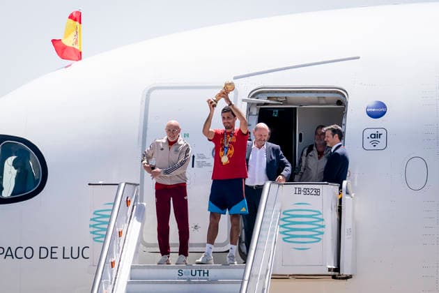 La Selección Espanola llega al aeropuerto de Madrid-Barajas El seleccionador espanol, Luis de la Fuente y el capitán del equipo nacional, Rodri, a la llegada de los jugadores de la Selección Espanola al aeropuerto de Madrid-Barajas, a 20 de julio de 2026, en Madrid (Espana). El combinado espanol se convirtió ayer en campeón del Mundial 2026 de fútbol, tras vencer por 1-0 a Argentina con gol de Ferrán Torres. 20 JULIO 2026 A. Pé Madrid Madrid Espana *** The Spanish National Team arrives at Madrid-Barajas Airport. Spanish head coach Luis de la Fuente and national team captain Rodri are seen upon the arrival of the Spanish National Team players at Madrid-Barajas Airport on July 20, 2026, in Madrid, Spain. The Spanish team became the 2026 World Cup champion yesterday after defeating Argentina 1–0 with a goal by Ferrán Torres. JULY 20, 2026, in Madrid, Spain  Copyright: xA.xPÃ rezxMecax 7677440