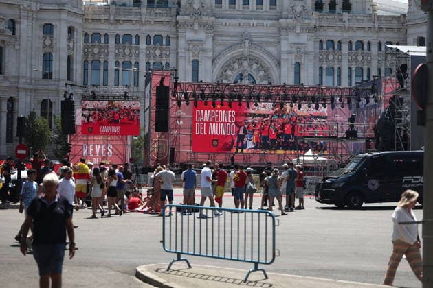 Madrid se prepara para recibir a la Selección Espanola tras la victoria del Mundial de fútbol 2026 Varias personas esperan a la llegada de los jugadores durante los preparativos para la llegada de la Selección Espanola, a 20 de julio de 2026, en Madrid (Espana). La Selección Espanola celebra la conquista de su segunda Copa del Mundo 2026, tras vencer en la final a Argentina, en una rúa cuyo recorrido será desde Moncloa hasta Cibeles. 20 JULIO 2026 Madrid Madrid Espana *** Madrid is preparing to welcome the Spanish National Team following its victory in the 2026 World Cup. Several people are waiting for the players’ arrival as preparations are underway for the Spanish National Team’s arrival on July 20, 2026, in Madrid, Spain. The Spanish national team is celebrating its second 2026 World Cup victory, after defeating Argentina in the final, in a parade that will run from Moncloa to Cibeles on July 20, 2026, in Madrid, Spain.  Copyright: xEduardoxParrax 7677464